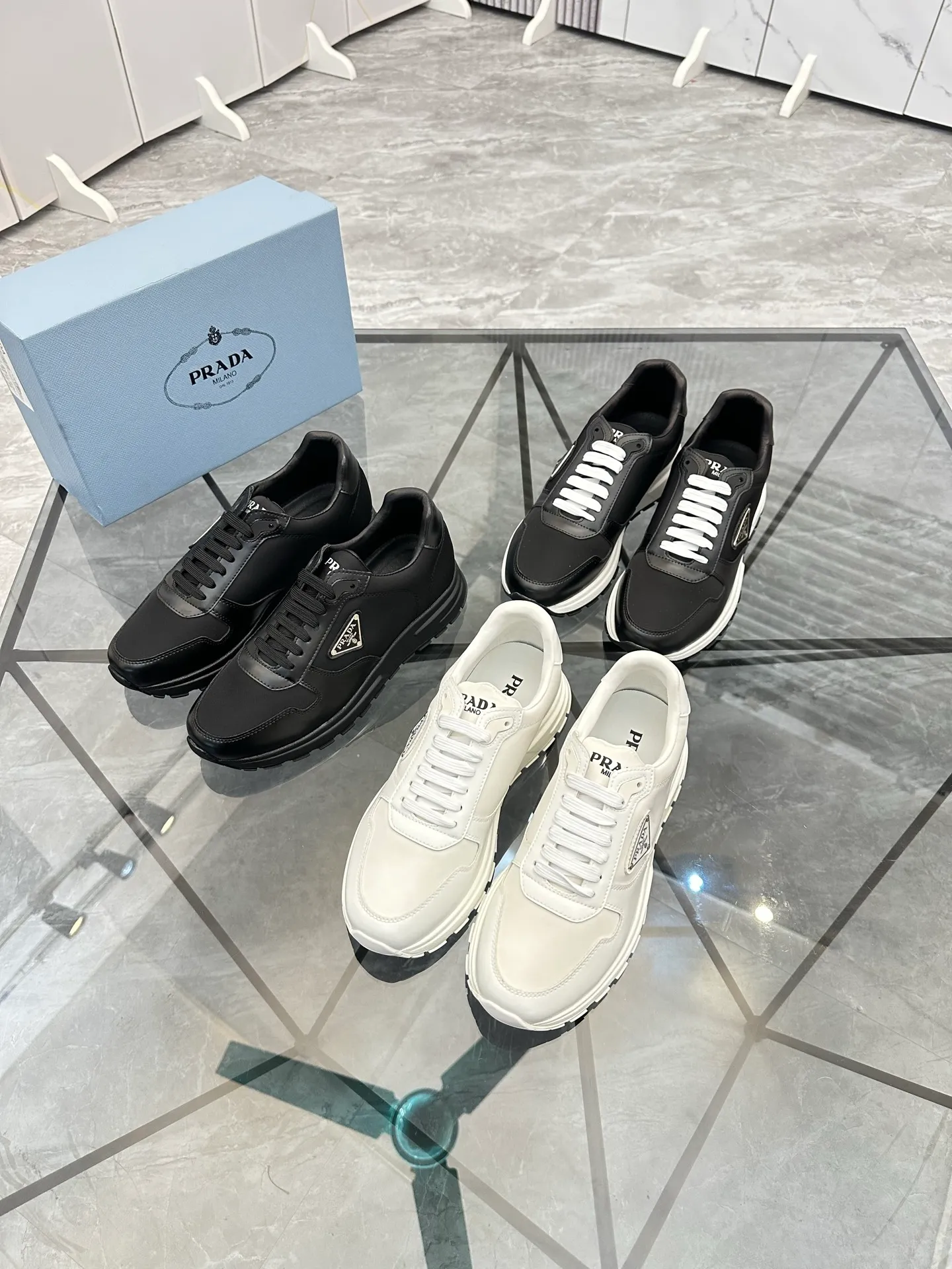 Men's shoes: 💰P440¥ Product trademark: Prada *"Prada*" low-top casual shoes Regular size: 38-44 (can be customized to 45.46) Product materials: imported cowhide upper, sheepskin lining, original outsole. Number: 835